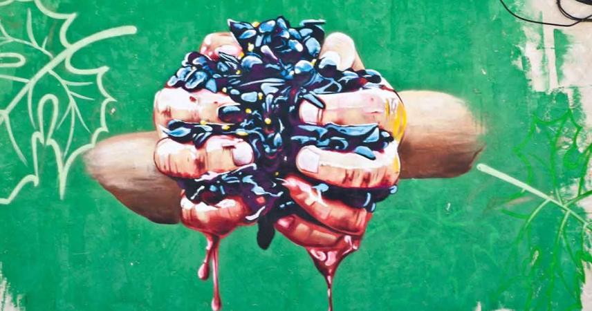 Peinture murale représentant des mains écrasant des raisins