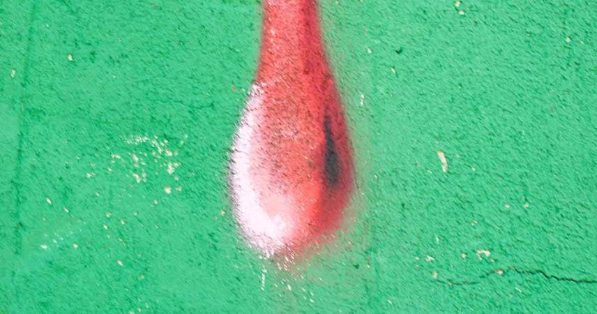 Peinture murale représentant des mains écrasant des raisins