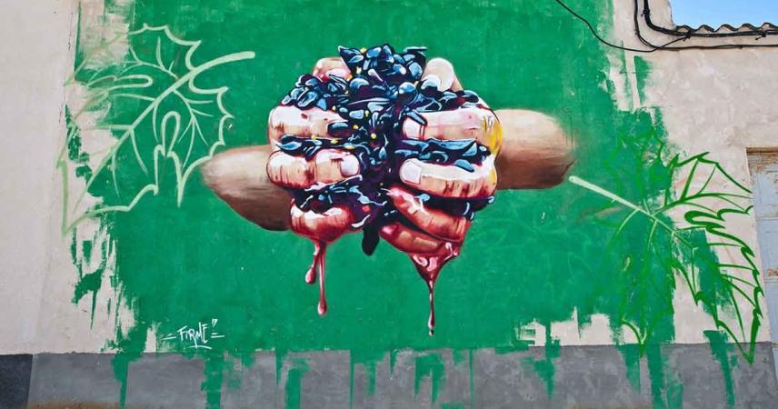 Peinture murale représentant des mains écrasant des raisins