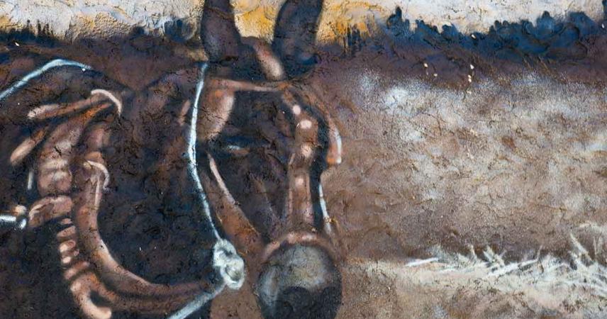 Peinture murale représentant un homme labourant avec deux mules