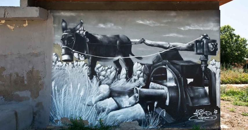 Peinture murale d&#39;un âne faisant tourner une grande roue