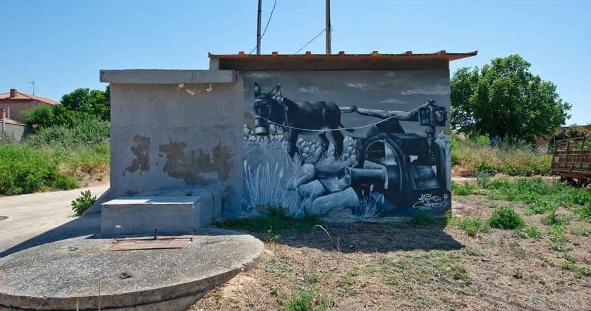 Peinture murale d&#39;un âne faisant tourner une grande roue