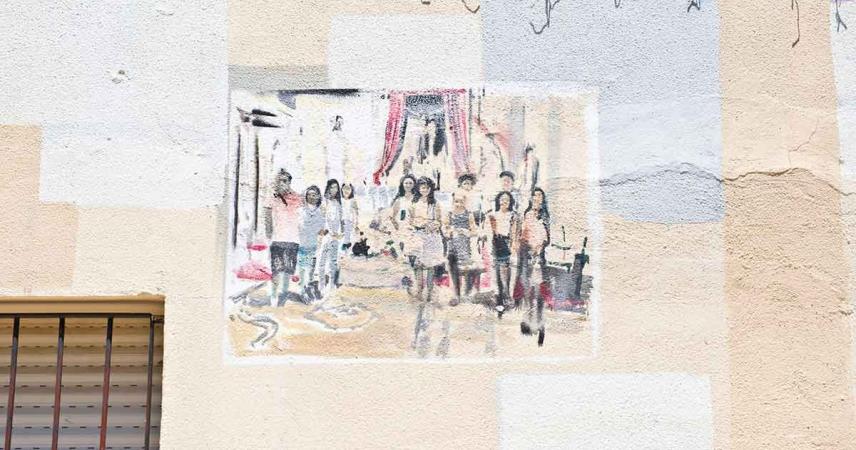 Peinture murale de plusieurs images de gens de la ville