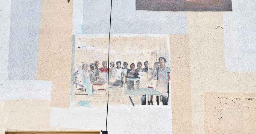 Peinture murale de plusieurs images de gens de la ville