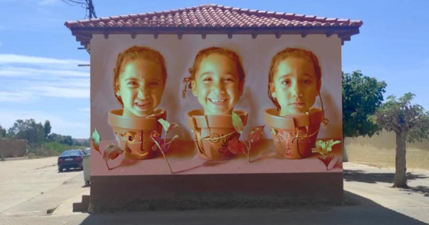 Peinture murale représentant le visage d&#39;une fille répété trois fois avec différentes expressions faciales, jaillissant de pots de fleurs