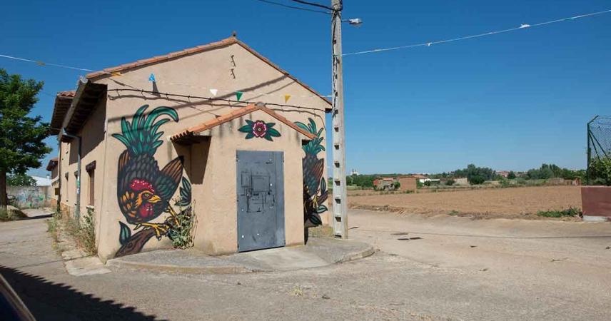 Peinture murale de deux coqs sur une branche