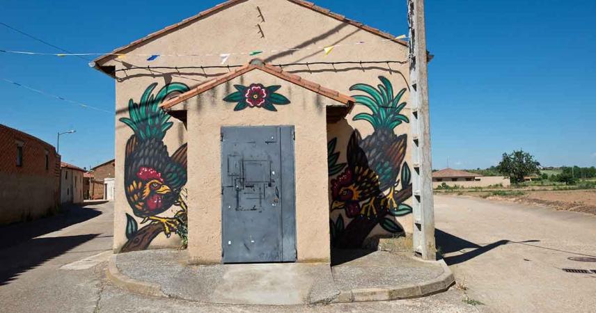 Peinture murale de deux coqs sur une branche