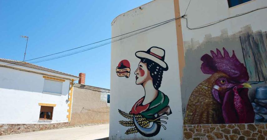 Peinture murale d&#39;une femme avec un chapeau dans les tons verts et rouges