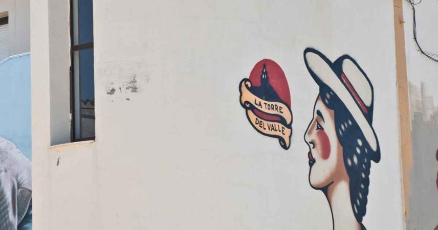 Peinture murale d&#39;une femme avec un chapeau dans les tons verts et rouges