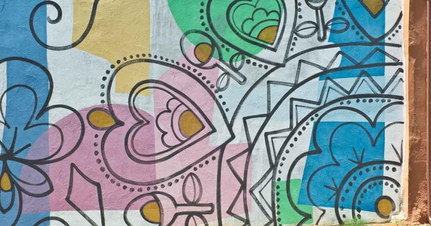 Peinture murale colorée de formes abstraites 