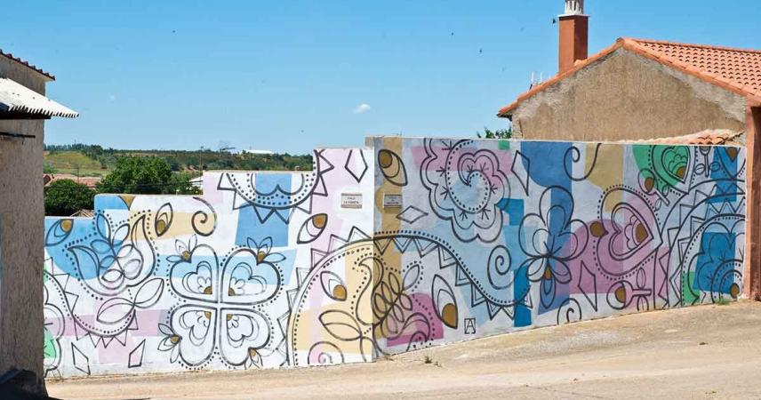 Peinture murale colorée de formes abstraites 