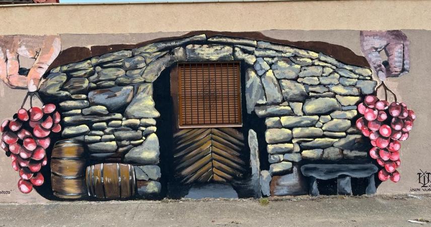 Peinture murale d&#39;une cave avec des tonneaux et des grappes de raisin