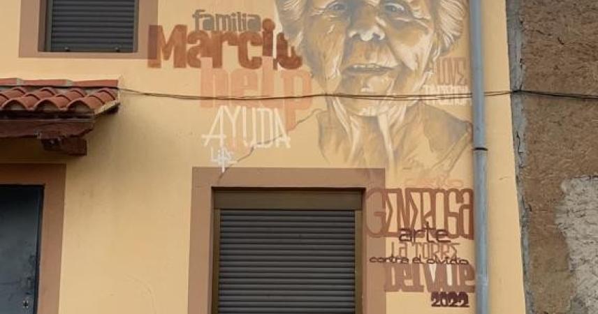 Peinture murale d&#39;une vieille femme dans les tons bruns