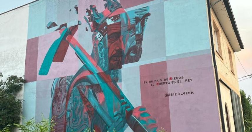 Peinture murale d&#39;un roi avec une houe sur l&#39;épaule dans des tons bleus et rougeâtres