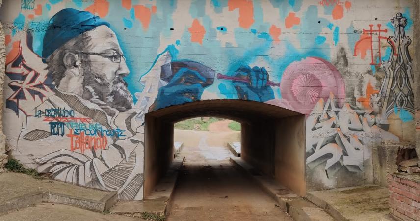 Peinture murale réalisée par un sculpteur dans les tons bleus et oranges