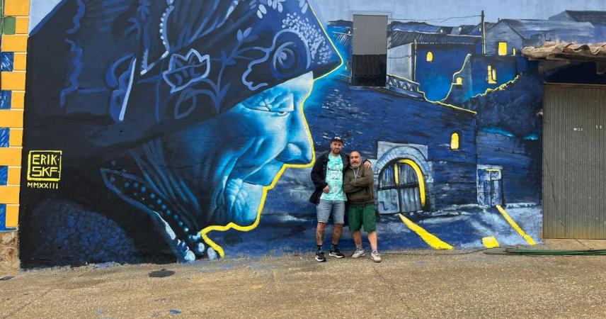 Peinture murale d&#39;une vieille femme dans des tons bleus avec des effets de lumière