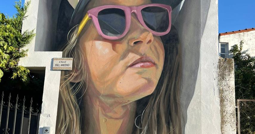Peinture murale d&#39;une fille portant des lunettes de soleil roses et une casquette, dans des tons estivaux