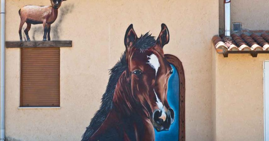 Peinture murale de ferme dans les tons bruns