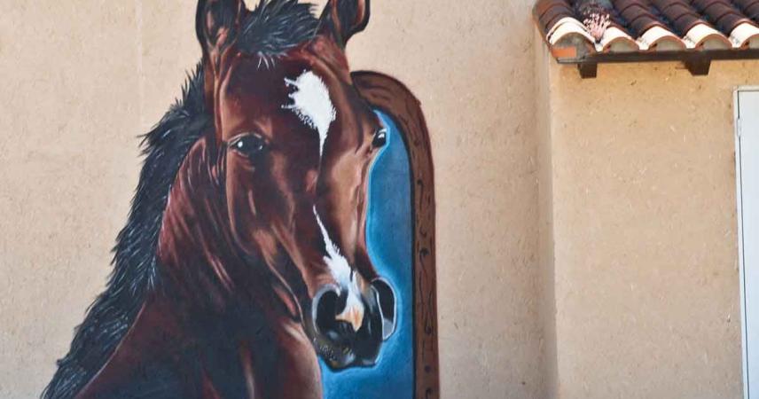 Peinture murale de ferme dans les tons bruns
