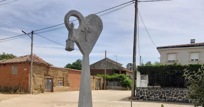 Sculpture d&#39;un cœur avec une croix au centre et un cadenas suspendu