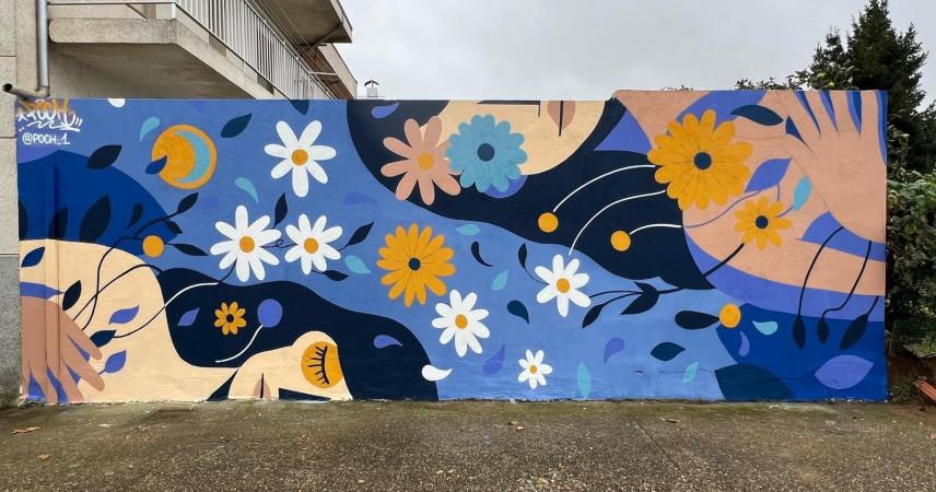 Peinture murale florale avec une femme de chaque côté dans des tons bleus et jaunes