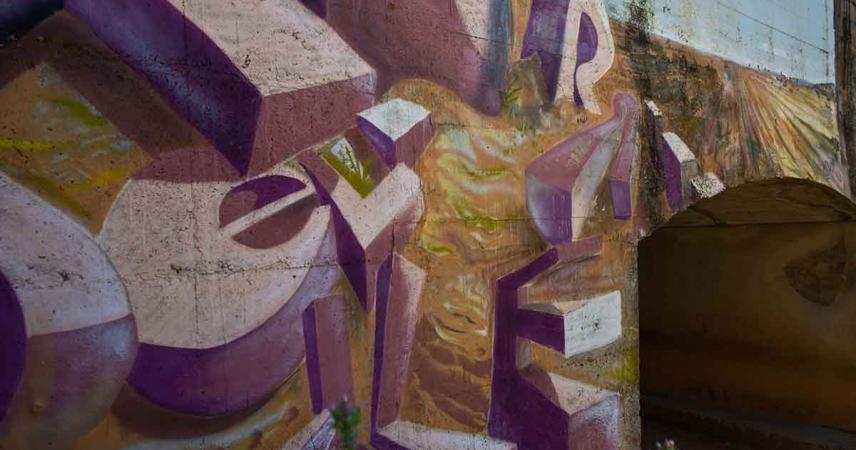 Peinture murale de formes abstraites dans les tons violets et jaunes