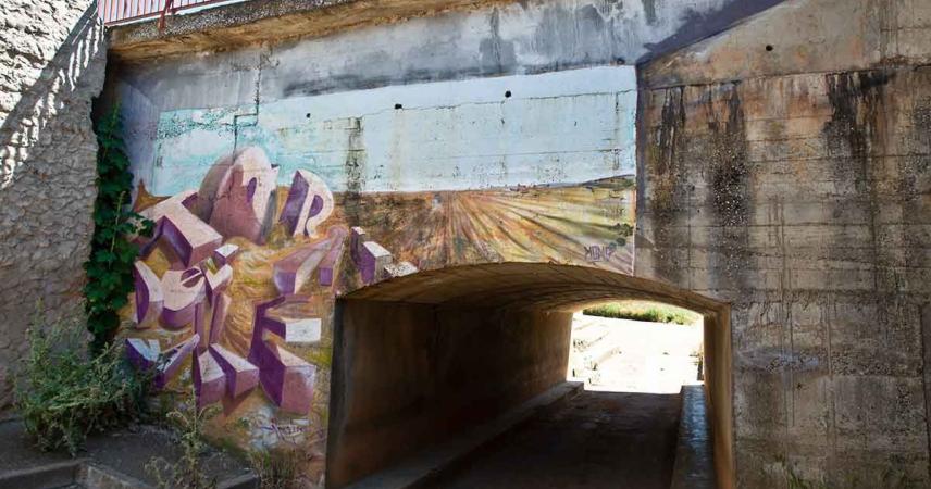Peinture murale de formes abstraites dans les tons violets et jaunes