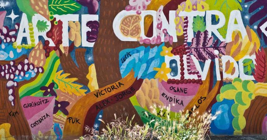 Peinture murale aux couleurs vives avec des formes abstraites et le texte « L&#39;art contre l&#39;oubli »