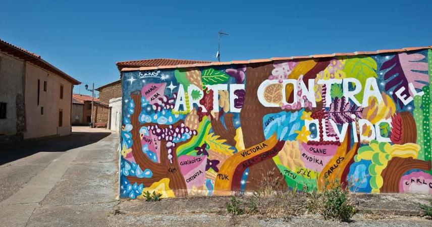 Peinture murale aux couleurs vives avec des formes abstraites et le texte « L&#39;art contre l&#39;oubli »