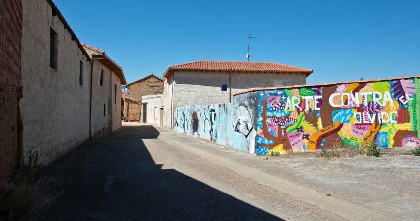 Peinture murale aux couleurs vives avec des formes abstraites et le texte « L&#39;art contre l&#39;oubli »
