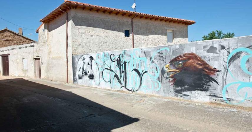 Peinture murale d&#39;un chien et d&#39;un aigle dans des tons de gris, bleu et marron