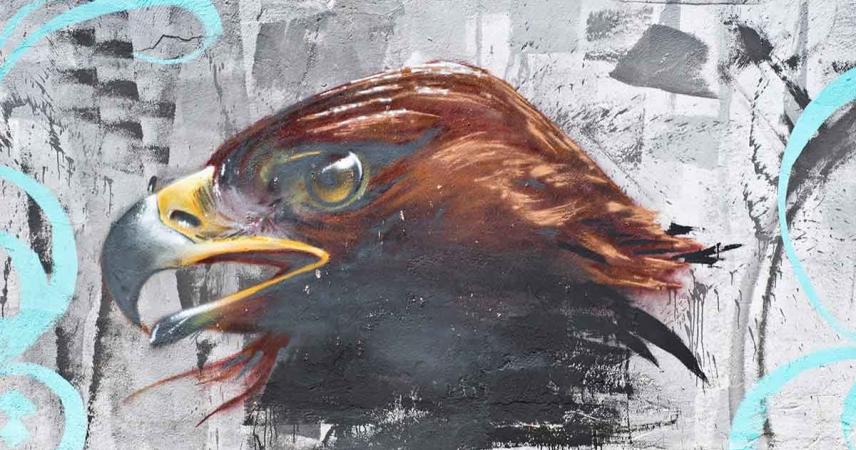 Peinture murale d&#39;un chien et d&#39;un aigle dans des tons de gris, bleu et marron