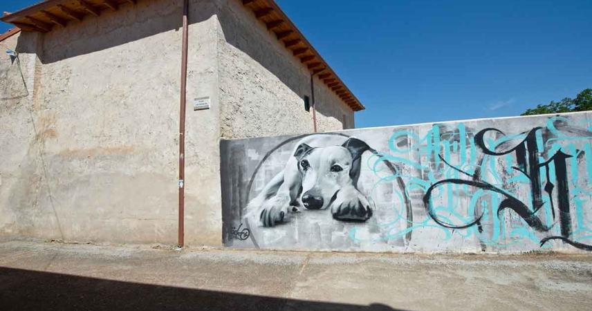 Peinture murale d&#39;un chien et d&#39;un aigle dans des tons de gris, bleu et marron