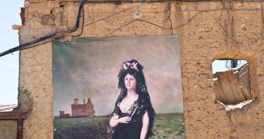Peinture murale d&#39;une femme dans un pré avec un sac d&#39;El Corte Inglés sur lequel est écrit « La Torre del Valle »
