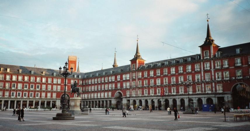 Photo de la Plaza Mayor où l'on peut voir la statue équestre de Philippe III.