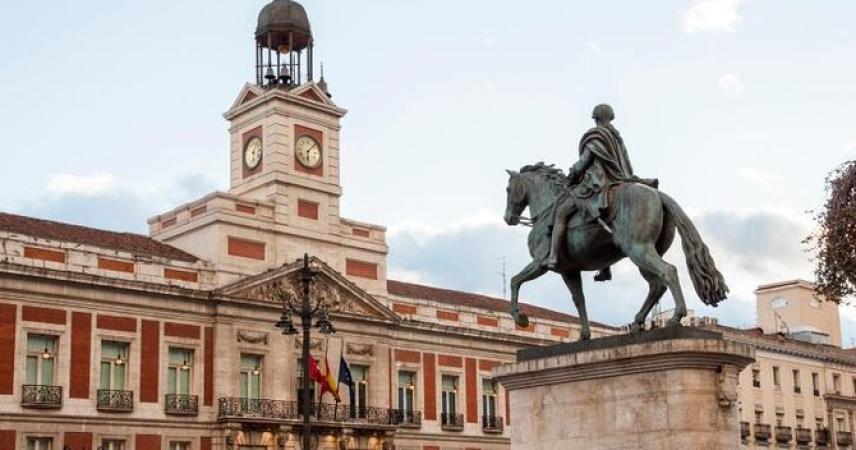 Sur cette photo, nous pouvons voir plus en détail l'horloge qui sonne et la statue équestre de Charles III, en bronze.