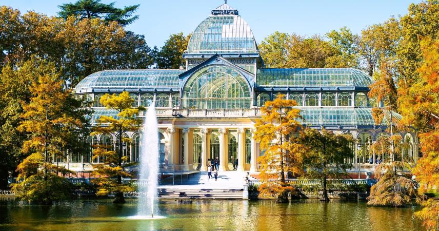 Sur la photo, vous pouvez voir le Crystal Palace de l'extérieur, qui se trouve au bord d'un petit étang, au milieu du bosquet.