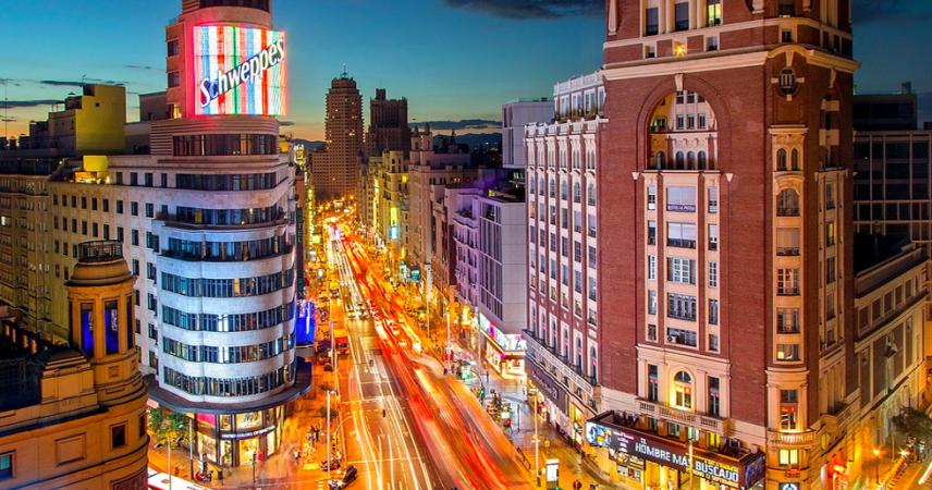 Foto nocturna de edificios representativos de esta zona de Madrid.