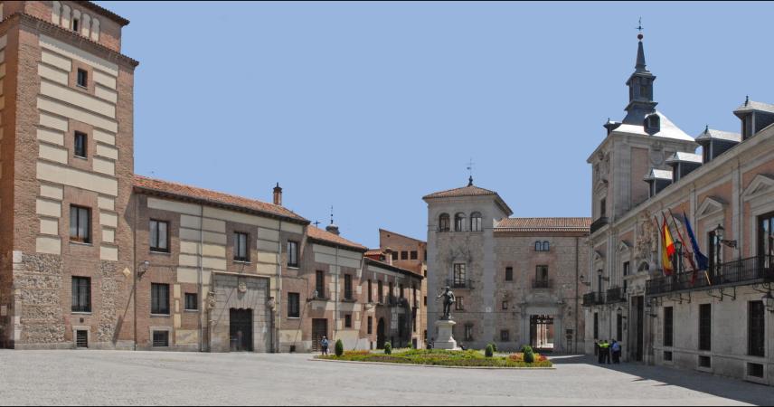 Foto de la plaza de la Villa en la que se puede ver la estatua de D. Álvaro de Bazán rodeada de un pequeño jardín. La plaza está rodeada por edificios antiguos.