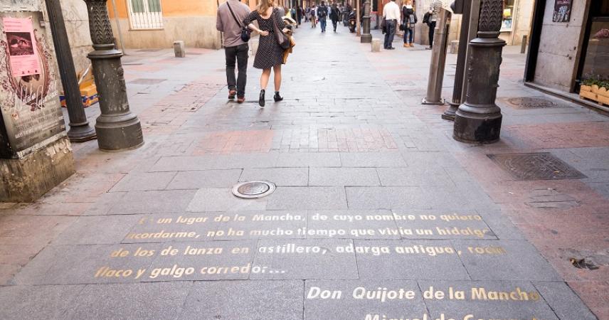 Photo of one of the streets in the neighborhood, where you can read a phrase from Don Quixote de la Mancha, by Miguel de Cervantes, on the ground.