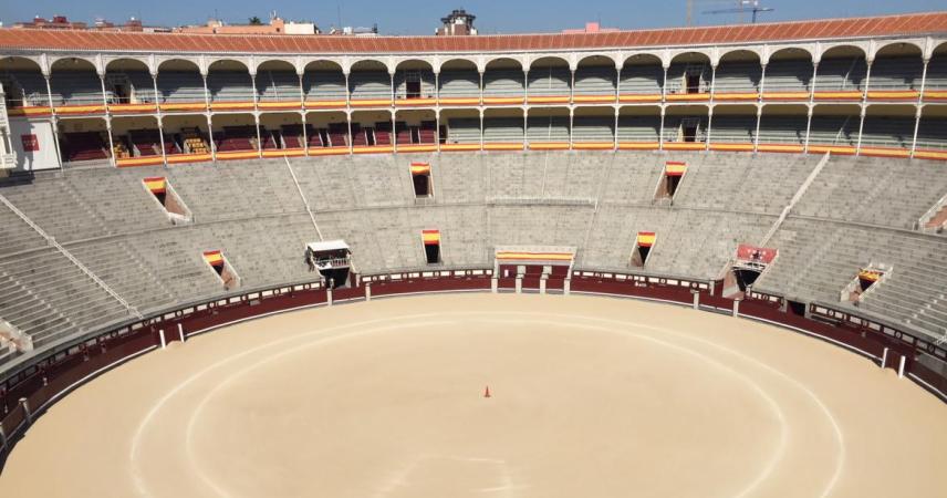 Foto de la arena y las gradas de la plaza