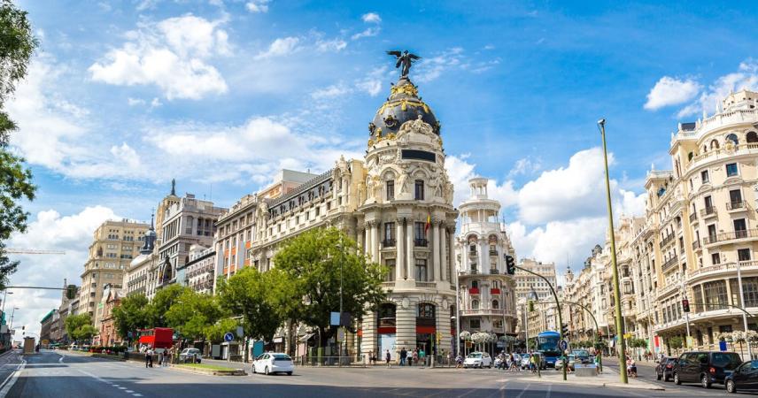 Foto de edificios representativos de esta zona de Madrid en un día soleado.