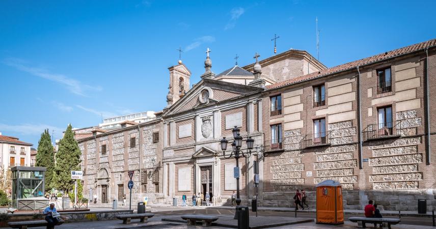 Photo of the main facade of the Monastery and part of the square in front of it. 