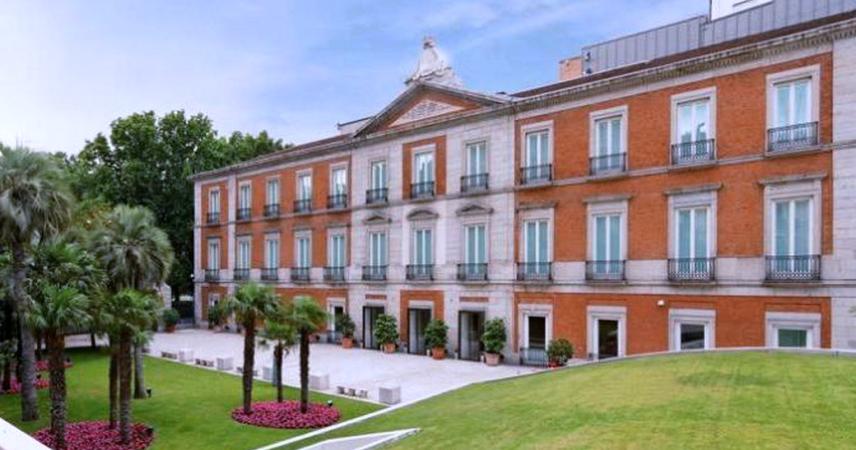 Imagen de la fachada del museo, rodeado de jardines.