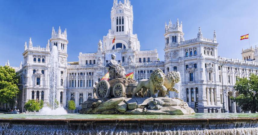 Photo of the fountain, which depicts the goddess Cybele on a chariot pulled by lions. Behind the fountain, in the background, you can see the Cybele Palace.
