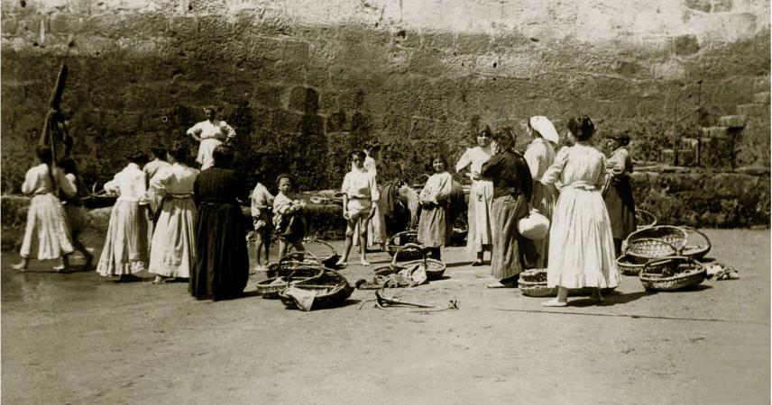 Imagen antigua de mujeres trabajando en el puerto de Getxo