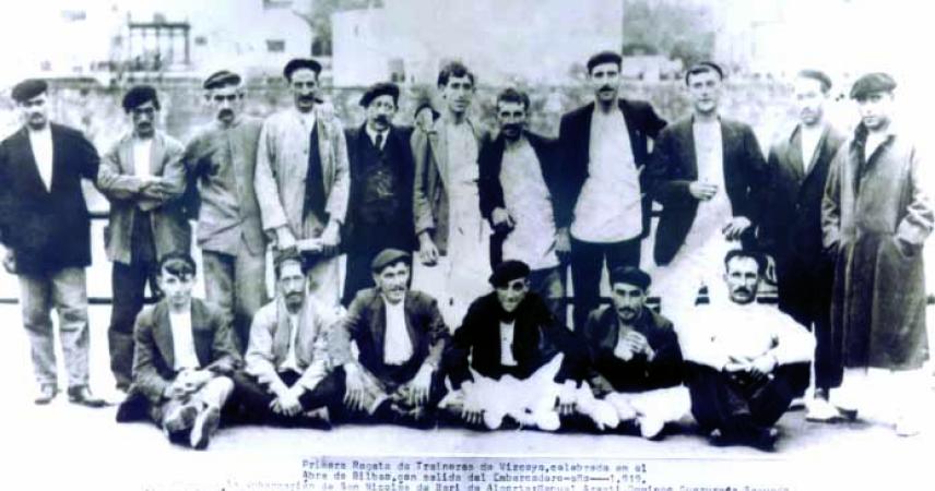 Imagen antigua de un grupo de hombres en el puerto viejo de Getxo