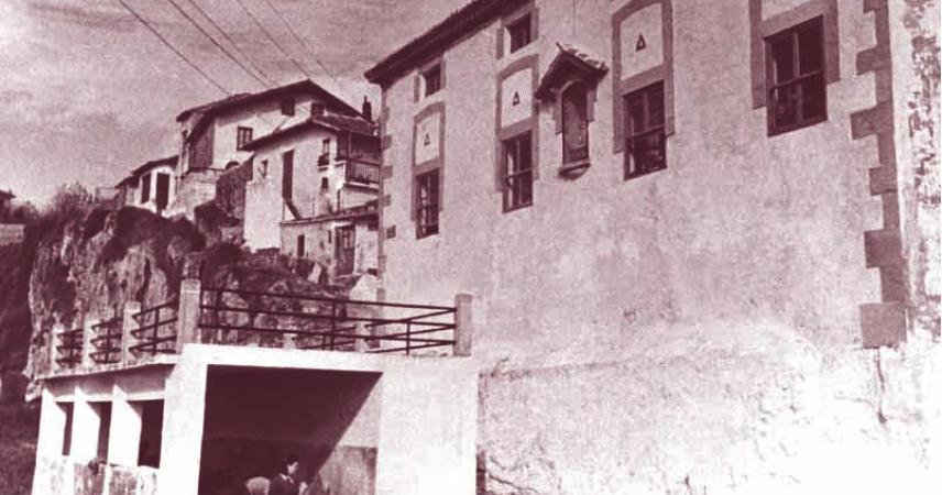 Imagen antigua de un edificio en el puerto viejo de Getxo