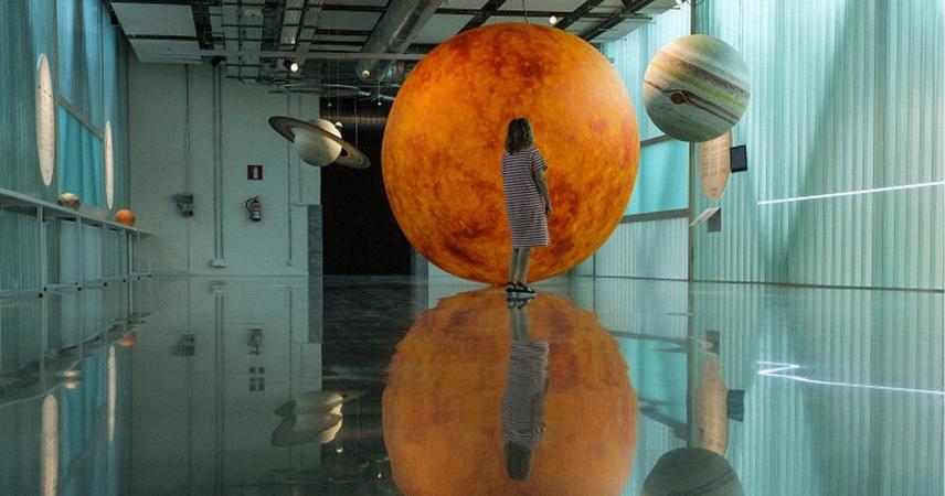 Parte de la exposición donde se puede ver una simulación del sistema solar