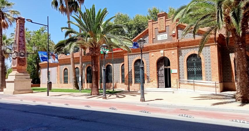 Fachada de la antigua estación de Zafra